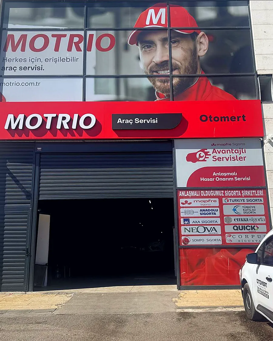 Otomert MOTRIO Araç Servisi — ön cephe, anlaşmalı sigorta şirketleri panosu ve mobil servis aracı