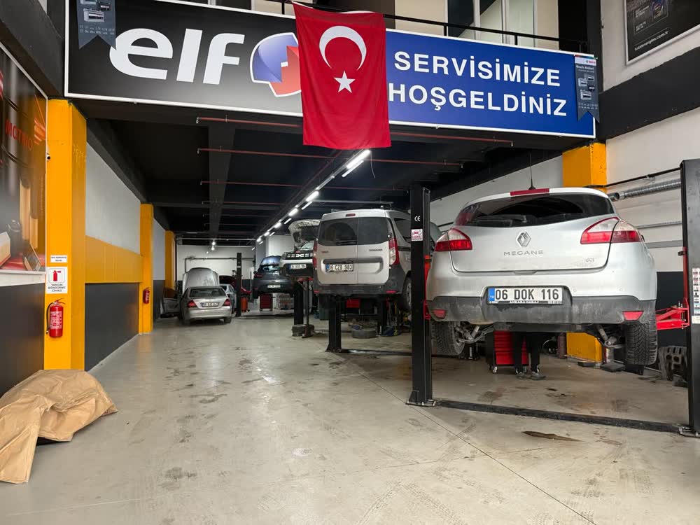 Servis içi — araçlar liftte bakımda