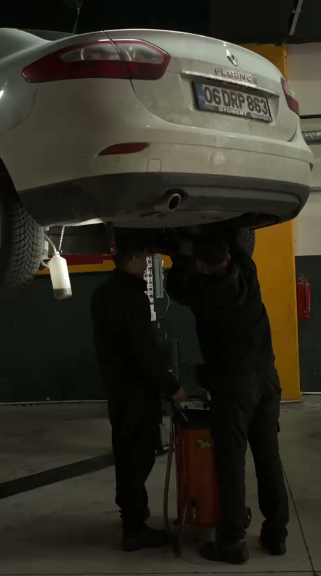 Liftte araç bakımı